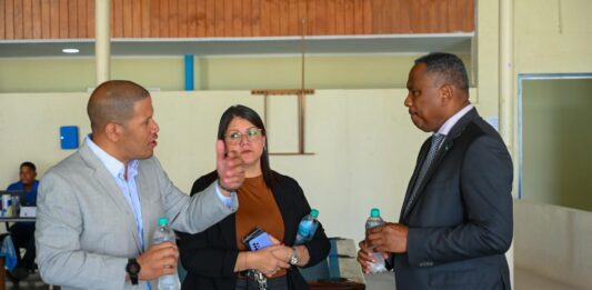 Pa combati crisis di adiccion, Minister Dowers ta explora solucionnan structural y sostenibel