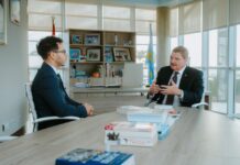 Hoben autor Franklin Seute den dialogo cu Prome Minister Eman riba educacion y futuro di studiante