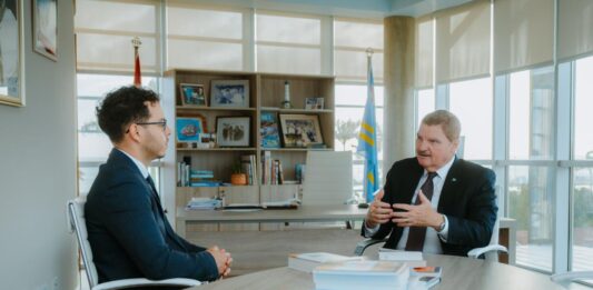 Hoben autor Franklin Seute den dialogo cu Prome Minister Eman riba educacion y futuro di studiante