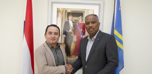 Minister Dowers a ricibi bishita di SITA pa fortalece innovacion den proceso di inmigracion na Aeropuerto Internacional Reina Beatrix