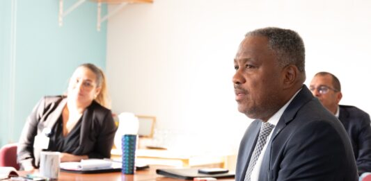 Minister Dowers a ricibi presentacion di concepto di structura nobo pa Ministerio di Husticia