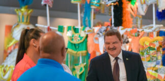 Prome Minister Eman a bishita Museo di Carnaval pa dialogo riba reactivacion y futuro pilar di Carnaval