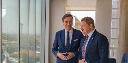 Europarlamentario Malik Azmani di bishita na Aruba