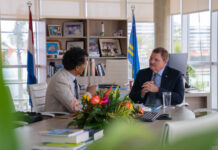 Jalken Antonia di Stichting JA IK ARUBA a bishita Prome Minister Eman