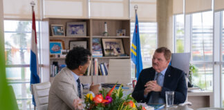 Jalken Antonia di Stichting JA IK ARUBA a bishita Prome Minister Eman