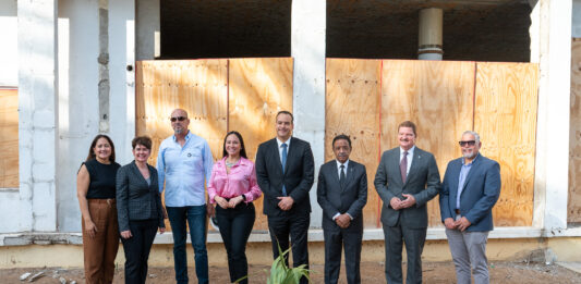 Minister Geoffrey Wever: Trabou di construccion di studentenflat den Oranjestad a inicia