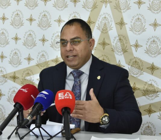 Parlamentario Eduard Pieters: “Transparencia den sistema di salud no ta opcional ora bida di hende ta den wega”