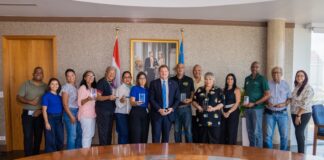 Prome Minister Eman a entrega plakkaat di agradecimento na NGOs pa nan aporte durante Common Good Conference