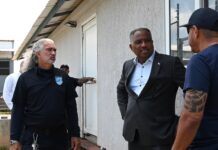 Minister Arthur Dowers a haci un bishita na Centro di Detencion na Dakota