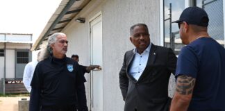 Minister Arthur Dowers a haci un bishita na Centro di Detencion na Dakota