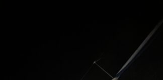 Barco di bela ta bay dal pega riba rif na altura di Barcadera