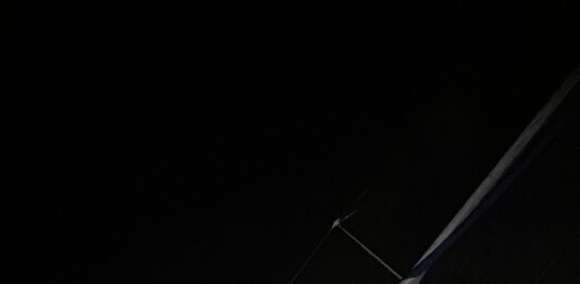 Barco di bela ta bay dal pega riba rif na altura di Barcadera