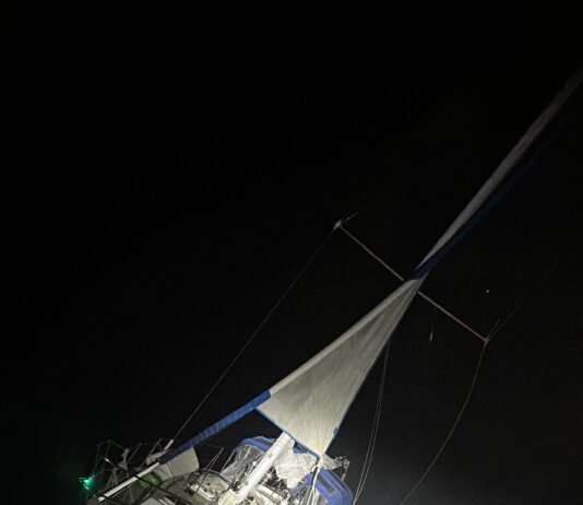 Barco di bela ta bay dal pega riba rif na altura di Barcadera