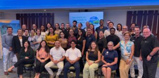 Studiantenan di Universidad a presenta raportahe detaya na Aruba Timeshare Association