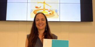 A gradua di Universidad di Aruba, Ebrina Ana Catharina Curet.