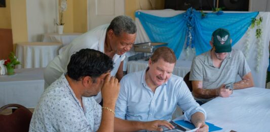 Prome Minister Eman den dialogo cultural na San Nicolas: mural nobo pa honra Julio Bernardo Euson