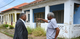 Minister Dowers a tende preocupacionnan di habitantenan na Prinsenstraat y vecindario