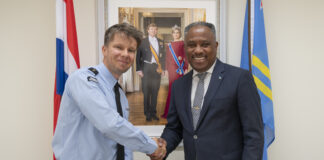 Minister Dowers a ricibi bishita di introduccion di coordinador KMAR na Aruba