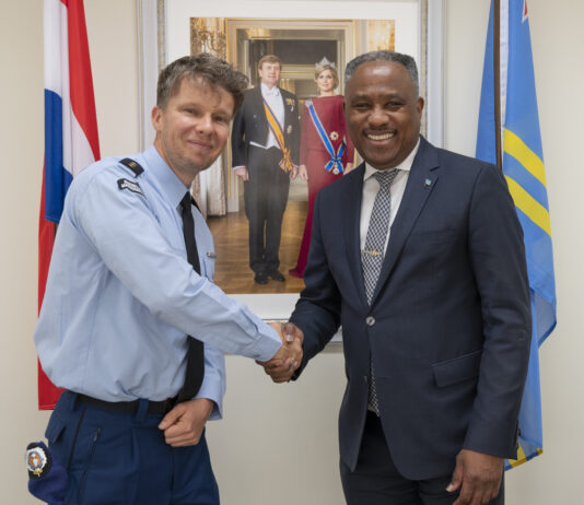 Minister Dowers a ricibi bishita di introduccion di coordinador KMAR na Aruba