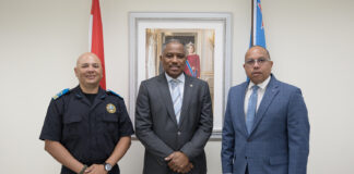 Minister Dowers a ricibi bishita di introduccion di Hoofd Bewaking y Beveiliging na CEA