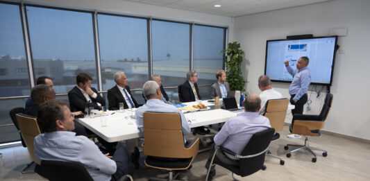 Minister Dowers hunto cu CAFT a ricibi resultado di doorlichting haci di Utilities Aruba NV y AWSS