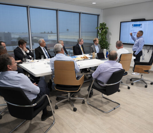 Minister Dowers hunto cu CAFT a ricibi resultado di doorlichting haci di Utilities Aruba NV y AWSS