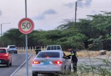UNIDAD MOTORISA A DETENE 10 CHAUFFEUR BOU INFLUENCIA DESPUES DI PARADA GRANDI SAN NICOLAS