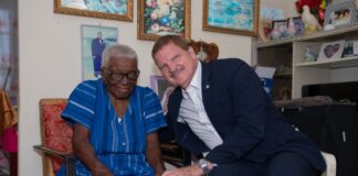 Prome Minister Eman a bishita señora Berenice Julian pa celebra su 100 aña di bida