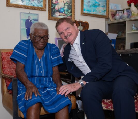 Prome Minister Eman a bishita señora Berenice Julian pa celebra su 100 aña di bida