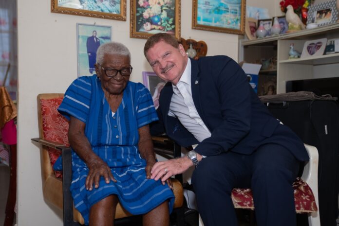 Prome Minister Eman a bishita señora Berenice Julian pa celebra su 100 aña di bida (7)