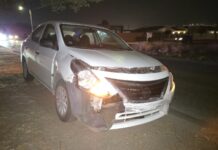 Boksmento entre dos auto, ambos tawata turista