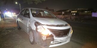 Boksmento entre dos auto, ambos tawata turista