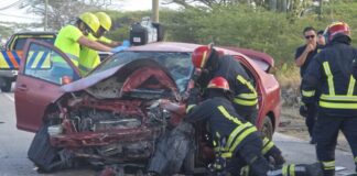 Chauffeur a keda pega den auto despues di accidente pisa na Kibaima