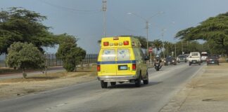Polis a mester a habri caminda pa ambulance despues di Jouve