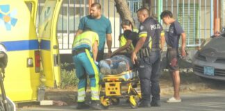 Bou escolta di polis: Manehador di quadracer transporta den estado critico pa Hospitaal