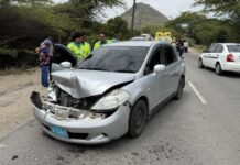 Boksmento entre 3 auto riba caminda di Hooiberg pa Santa Cruz
