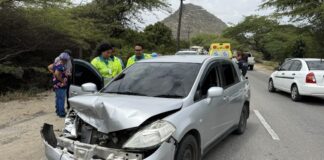 Boksmento entre 3 auto riba caminda di Hooiberg pa Santa Cruz
