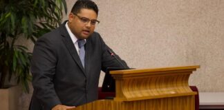 Parlamentario John Hart: Sosten unanime pa ley cu ta aumenta castigo pa automobilista iresponsabel: Algo cu no mester a tarda tanto pa concretisa