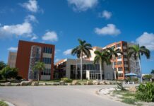 Minister Geoffrey Wever: Automobilistanan lo ricibi nan plachinan di number den e proximo dianan