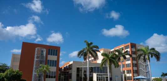 Minister Geoffrey Wever: Automobilistanan lo ricibi nan plachinan di number den e proximo dianan