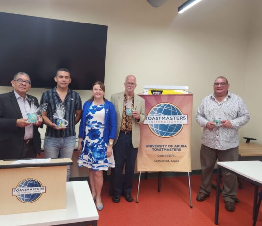University of Aruba Toastmasters Club ta celebra 10 aña empoderando oradornan y lidernan