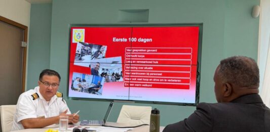 Hefe di Brandweer a haci bishita di trabao cerca minister Dowers