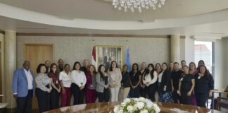 Teoria y practica: Studiantenan di Universidad di Aruba ta conoce gobernacion di cerca