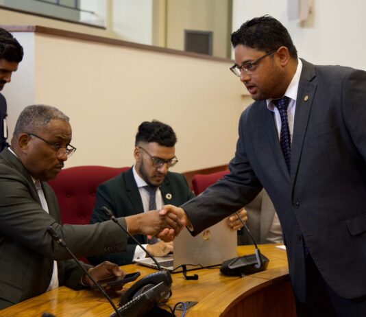 Miembro di Parlamento, John Hart: Comision Parlamentario di Husticia ta reuni cu Minister pa trata temanan prioritario