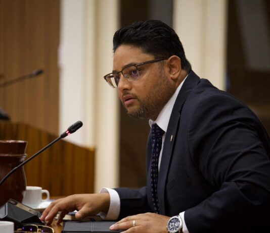 Parlamentario John Hart: Comision di Husticia ta reforza supervision riba husticia, siguridad y lucha contra explotacion laboral