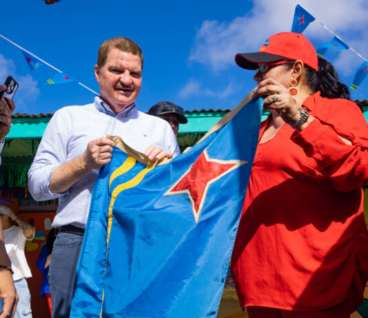 Accion di Bario ta stimula amor pa naturalesa y comunidad: Momento simbolico cu hisamento di bandera na Scol Mi Pret’i Wowo