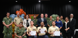 Tres hoben a culmina fase 2 di Sociaal Vormingstraject (SVT-19): Minister Wyatt-Ras hunto cu Minister-President Mike Eman a entrega certificado na graduadonan