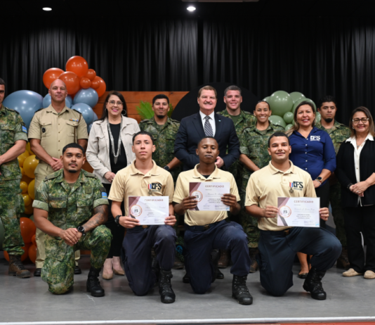 Tres hoben a culmina fase 2 di Sociaal Vormingstraject (SVT-19): Minister Wyatt-Ras hunto cu Minister-President Mike Eman a entrega certificado na graduadonan