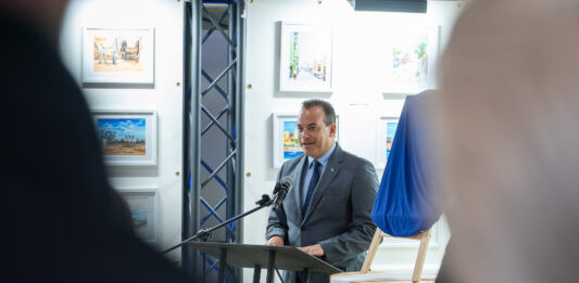 Minister Geoffrey Wever: Desvelo di stampia conmemorativo na honor di Prome Minister Henny Eman