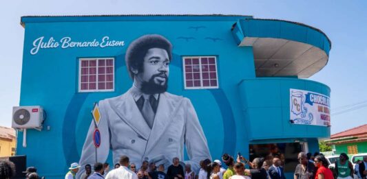 Celebracion Nacional 50 aña di nos Himno y Bandera y 40 aña di Status Aparte: Un bos cu a duna speransa: Homenahe na Julio Euson cu mural special